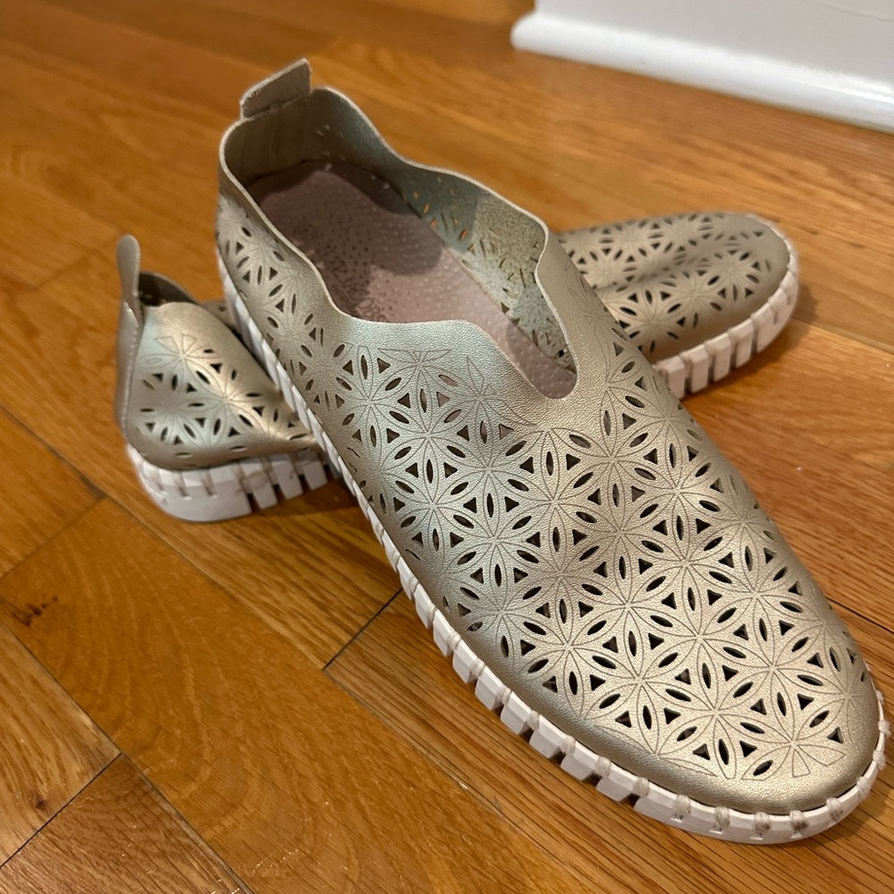 Ilse Jacobsen gold Slip-On Shoes with Cutout Design